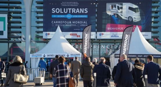 photo de l'entré du salon SOLUTRANS 2023 avec un groupe de personnes