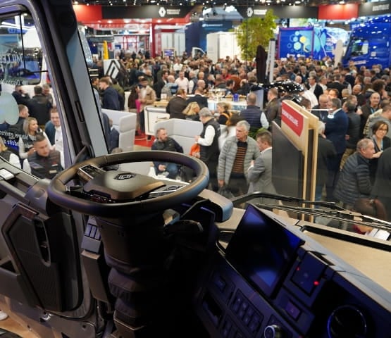 Vue d'une foule depuis un camion, dans un salon