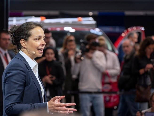 picture of a woman with a mic talking with crowd