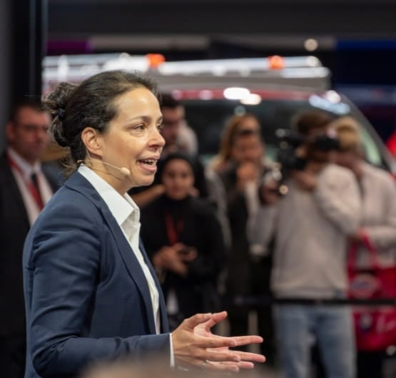 Photo d'une femme avec micro lors d'une conférence organisé dans le salon SOLURANS 2023