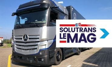 Camion à hydrogène Mercedes gris avec logo SOLUTRANS le Mag et flèche au premier plan