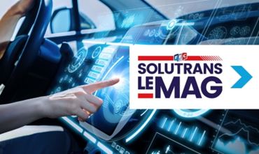 image d'un doigt utilisant un tableau de bord hi-tech futuriste bleu avec un logo SOLUTRANS Emag